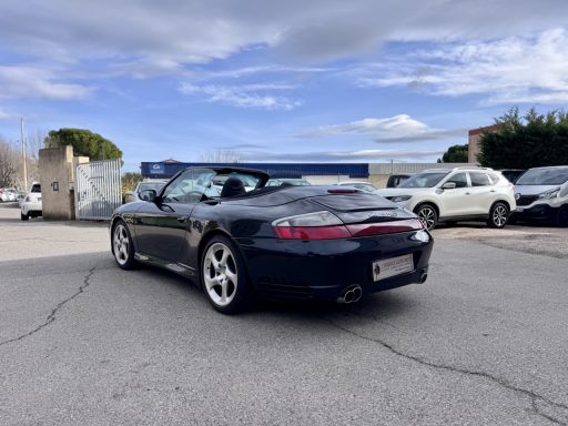 Porsche 911 996 cabriolet Voiture de sport noire en stationnement, vue arrière, ciel nuageux.